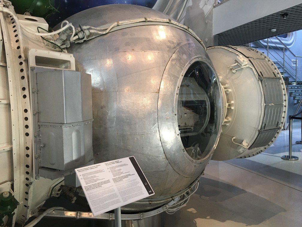 Nave espacial feita para conduzir experimentos médicos e estudar efeitos do voo espacial em seres vivos. (Foto: G1/ Adriane Schultz)