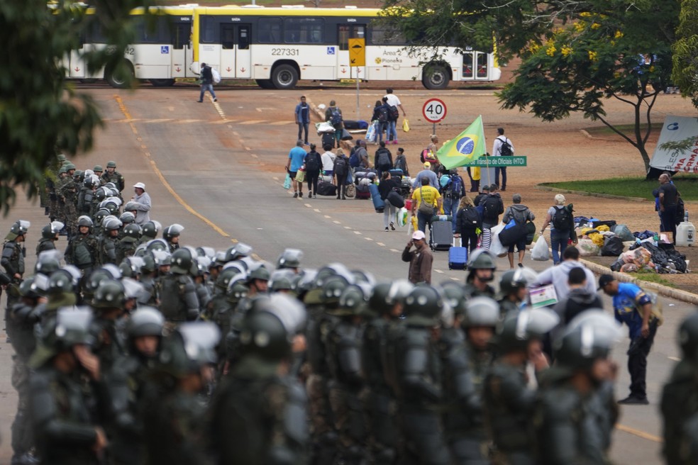 Golpistas deixam acampamento em frente ao Quartel-General do Exército, em Brasília, na segunda-feira (9) — Foto: Eraldo Peres/AP