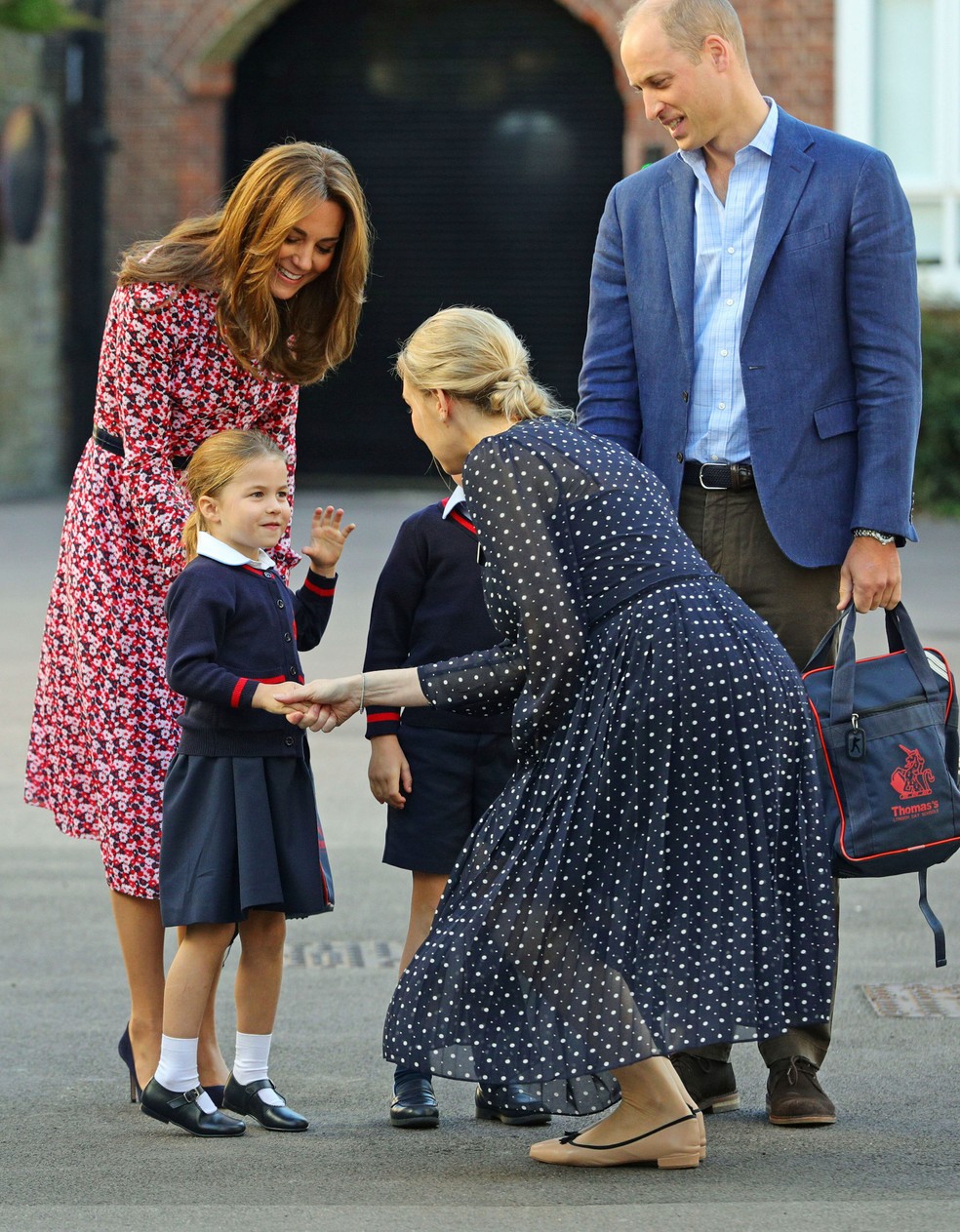 Princesa Charlotte é cumprimentada pela responsável pela escola Thomas's Battersea, em Londres, ao chegar para o seu primeiro dia de aula nesta quinta-feira (5)  — Foto: Aaron Chown / AP