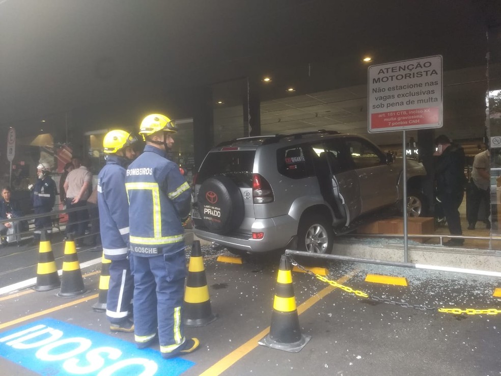 Motorista de 81 anos contou aos bombeiros que estava estacionando o carro quando teve um mal sÃºbito e invadiu o mercado  â Foto: Paola Manfroi 