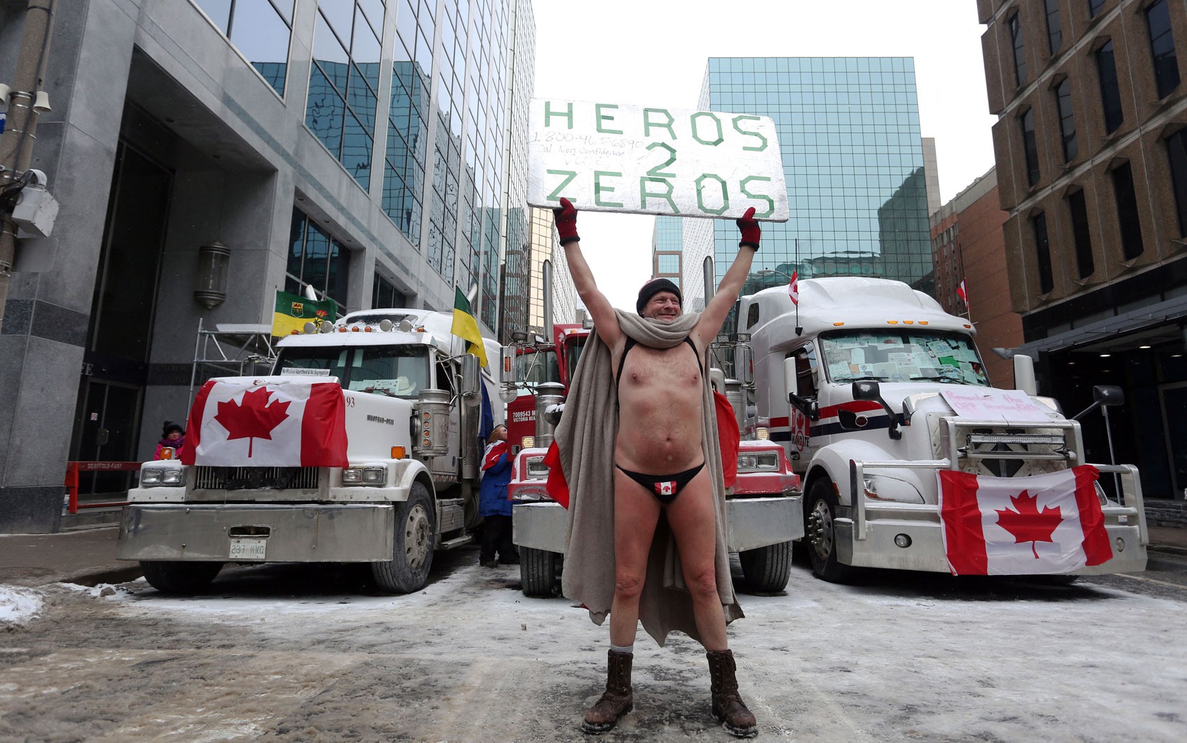 Polícia do Canadá desocupa ponte bloqueada por caminhoneiros e manifestantes se concentram em Ottawa