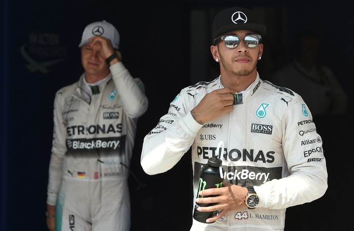 Lewis Hamilton e Nico Rosberg após treino classificatório para o GP da Hungria (Foto: AFP)