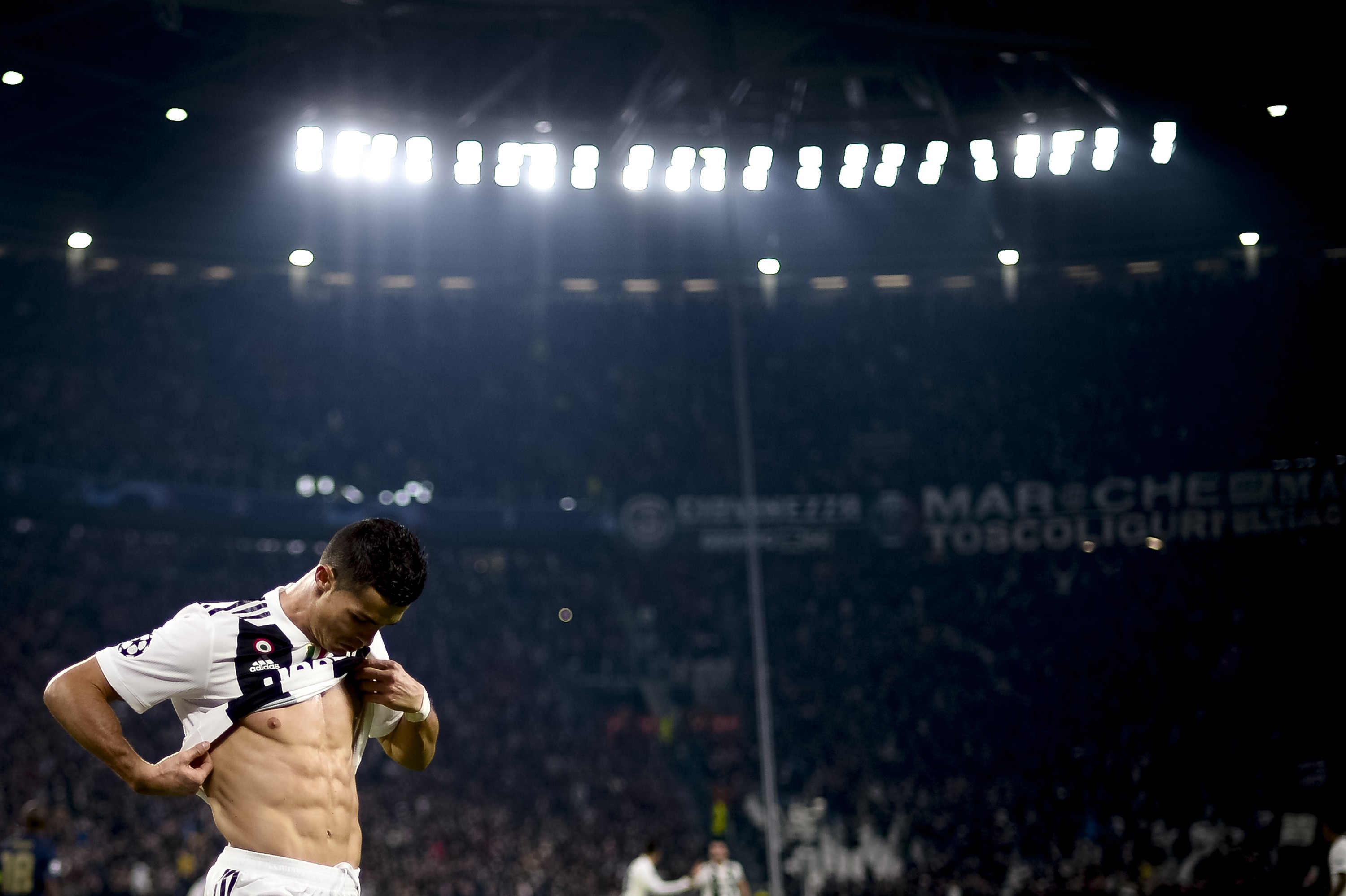 Cristiano Ronaldo exibindo a barriga definida, assim como faz em quase todos os jogos (Foto: Getty Images)