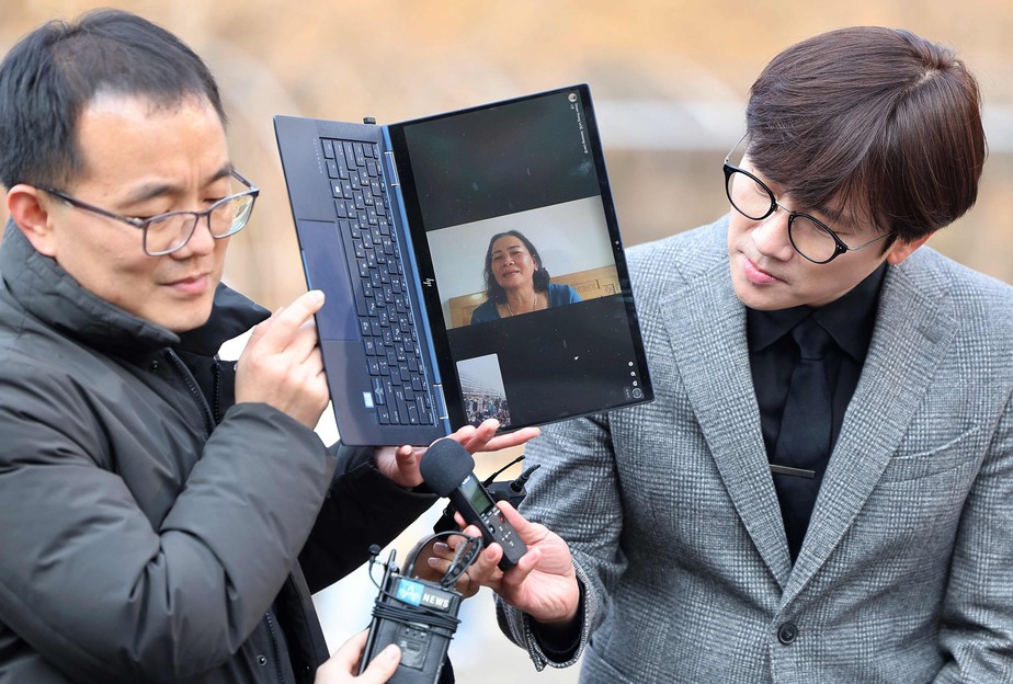 A vietnamita Nguyen Thi Thanh é vista na tela de um laptop enquanto fala com repórteres por videochamada no Tribunal Distrital Central de Seul, em 7 de fevereiro de 2023