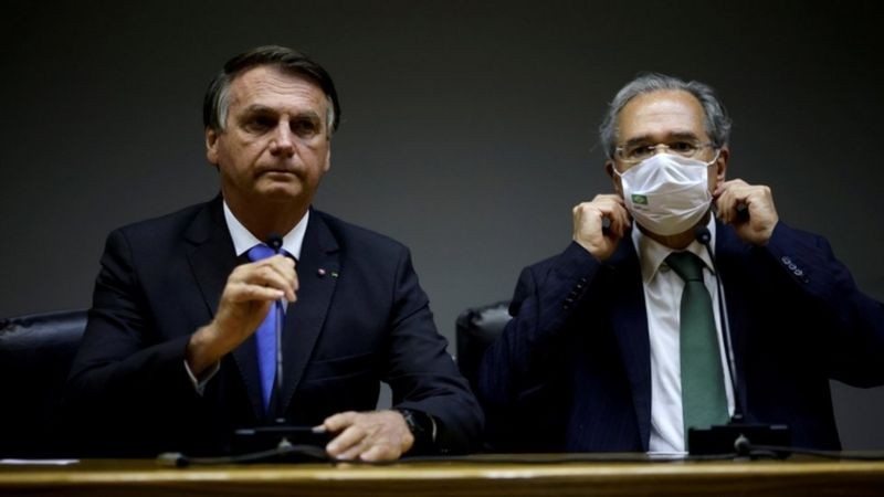 O presidente Jair Bolsonaro e o ministro Paulo Guedes — que, em entrevista à BBC News Brasil, afirmou que aprovação da PEC era 'plano A' para garantir o Auxílio Brasil (Foto: Reuters via BBC News Brasil)