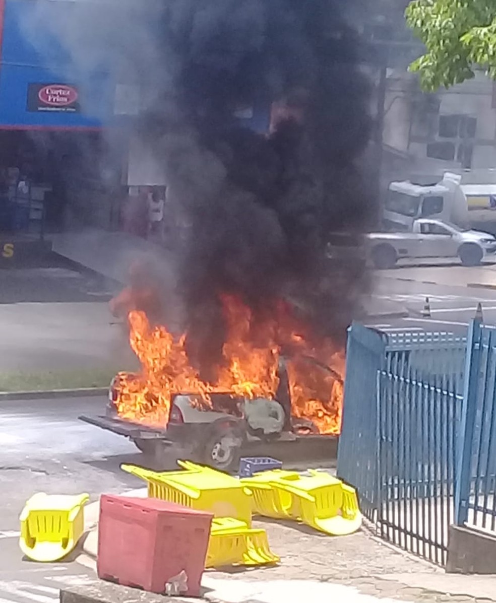 Incêndio destruiu veículo em Presidente Prudente — Foto: Claudia Neves de Matos