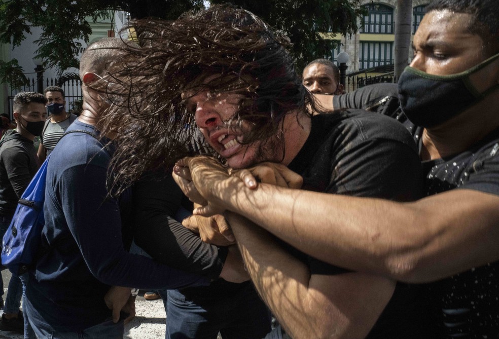 Manifestante é contido durante protestos que tomaram as ruas de Havana em julho de 2021 — Foto: Ramon Espinosa/ Associated Press