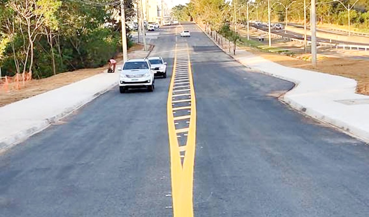 Via marginal de avenida onde cratera se abriu após chuvas de janeiro é ...