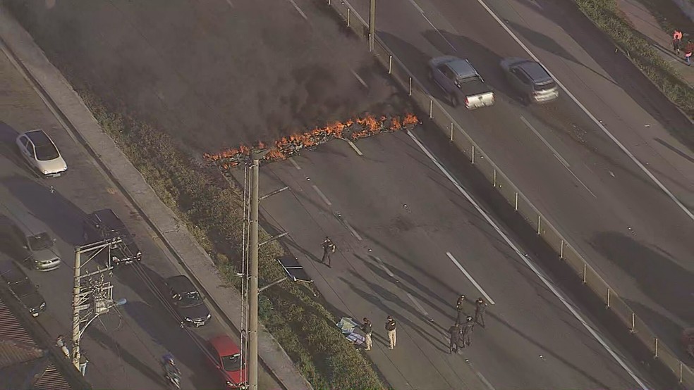 Protesto bloqueia Rodovia Régis Bittencourt em SP — Foto: Reprodução/TV Globo