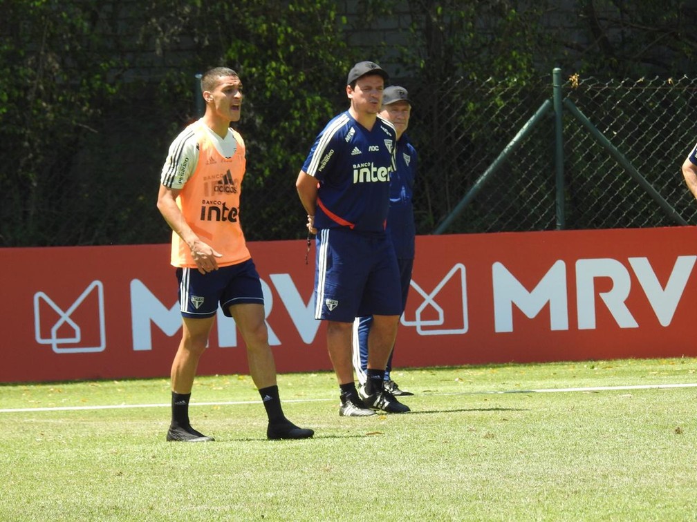 Fernando Diniz e Antony em treino do São Paulo no CT da Barra Funda: atacante foi vendido ao Ajax — Foto: Marcelo Hazan