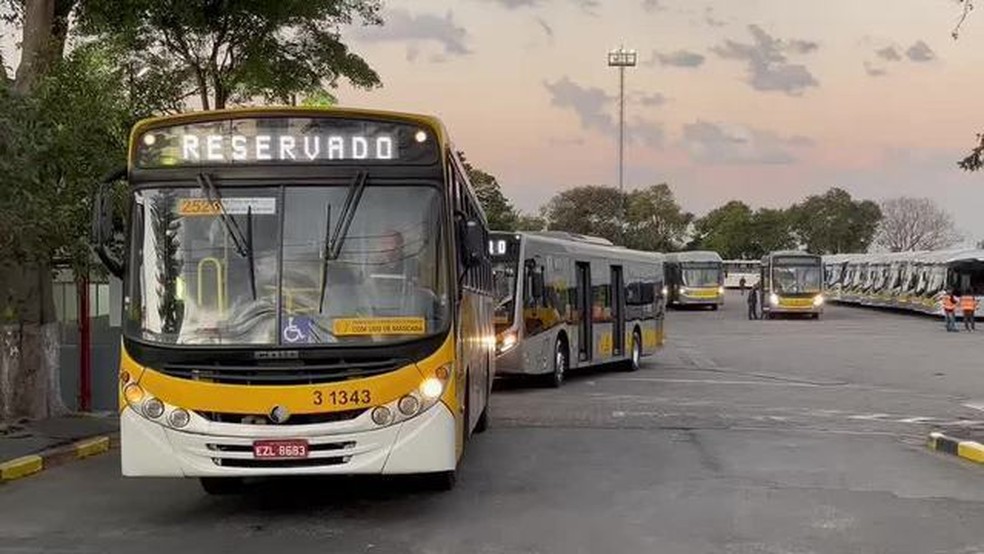 Ônibus deixa garagem na Zona Leste da capital paulista — Foto: Reprodução/TV Globo