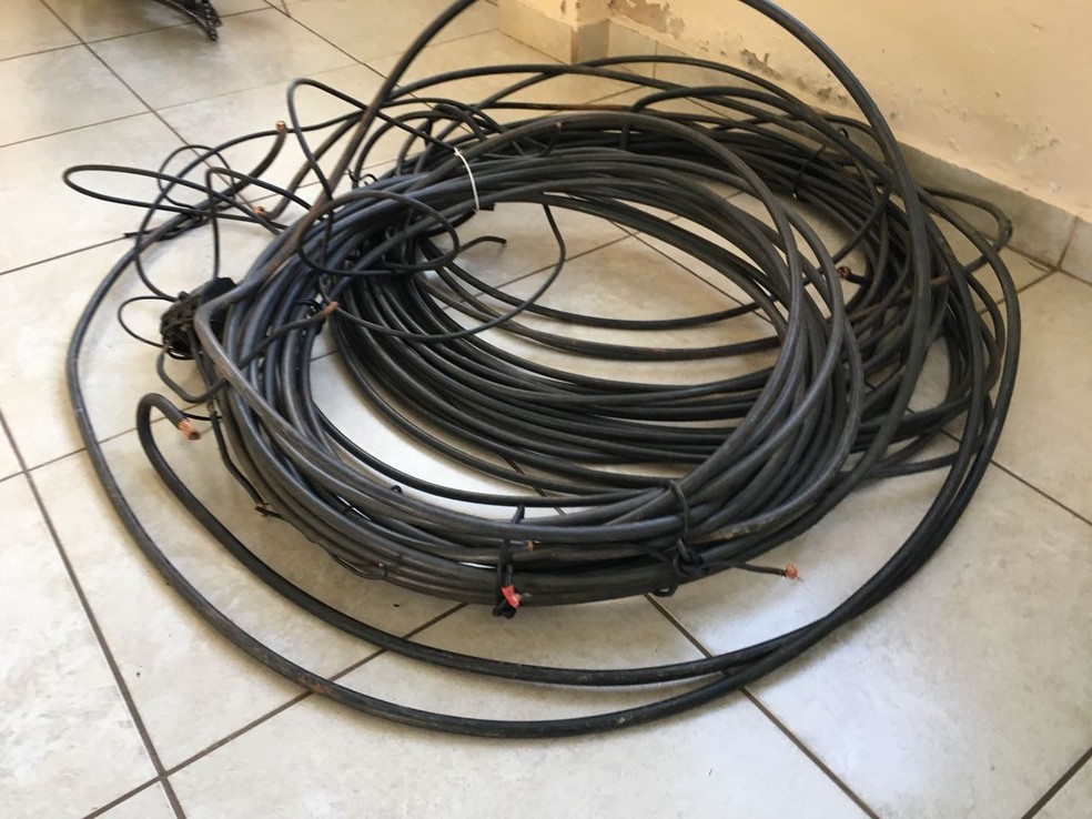 Fios foram furtados de uma quadra coberta da Unesp, em Presidente Prudente (Foto: Valmir Custódio/G1)