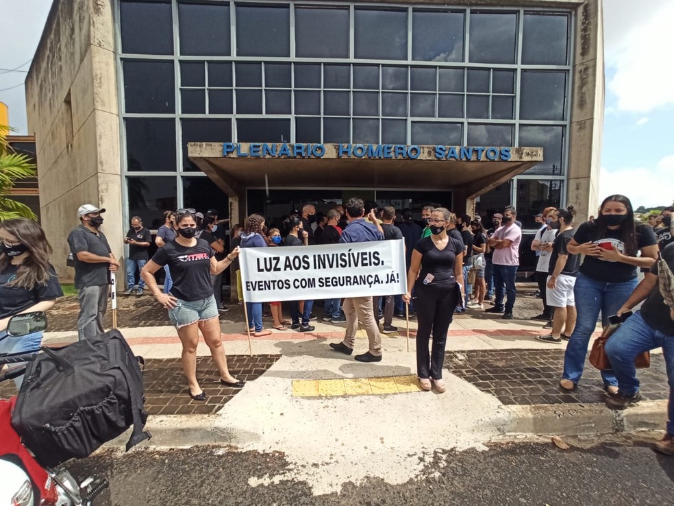 Manifestação do setor de eventos, bares e restaurantes contra novas regras em Uberlândia — Foto: Augusto Queiroz/Arquivo Pessoal