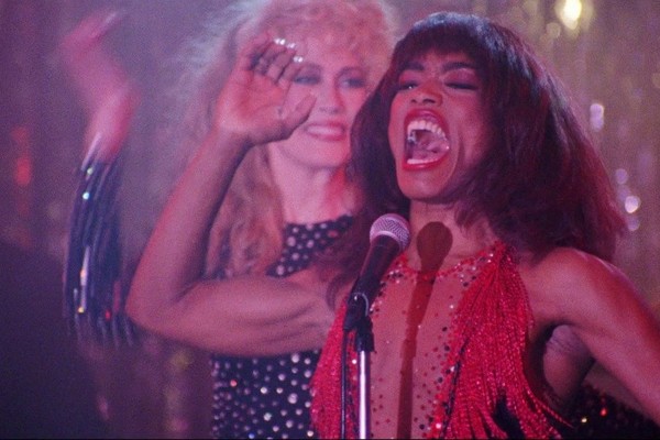 A atriz Angela Basset em cena da cinebiografia da cantora Tina Turner (Foto: Reprodução)