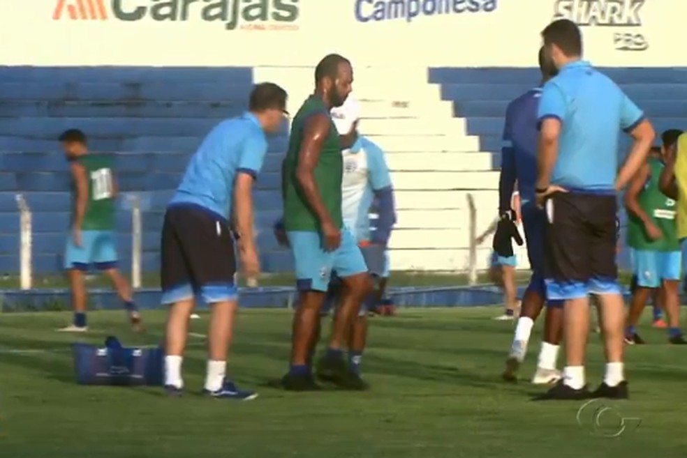 Alecsandro sofreu lesão grave na perna direita — Foto: Reprodução Gazeta de Alagoas