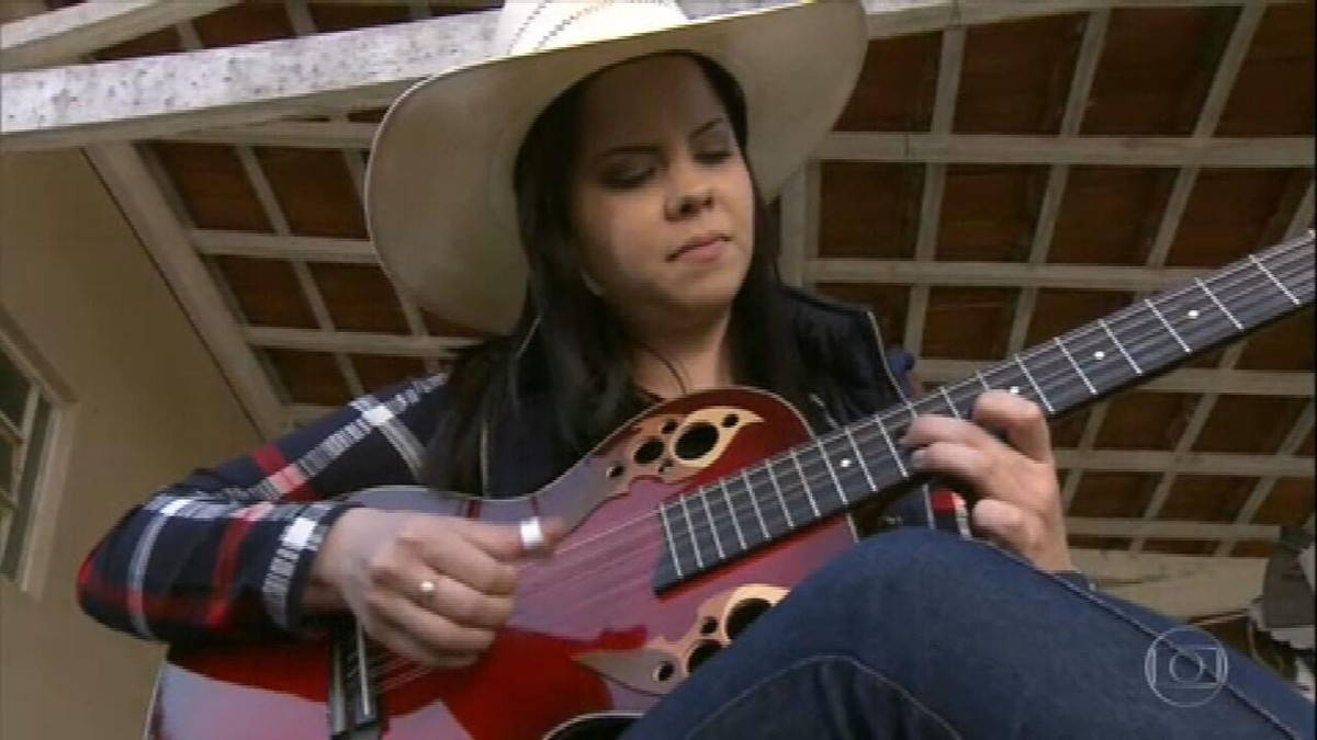Reveja reportagem sobre a viola, símbolo da música rural brasileira thumbnail