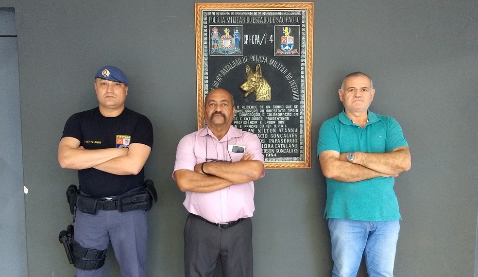 Lemos e Barros junto ao atual comandante do Canil em Presidente Prudente, o sargento Joel de Godoi Bueno Júnior — Foto: Stephanie Fonseca/G1