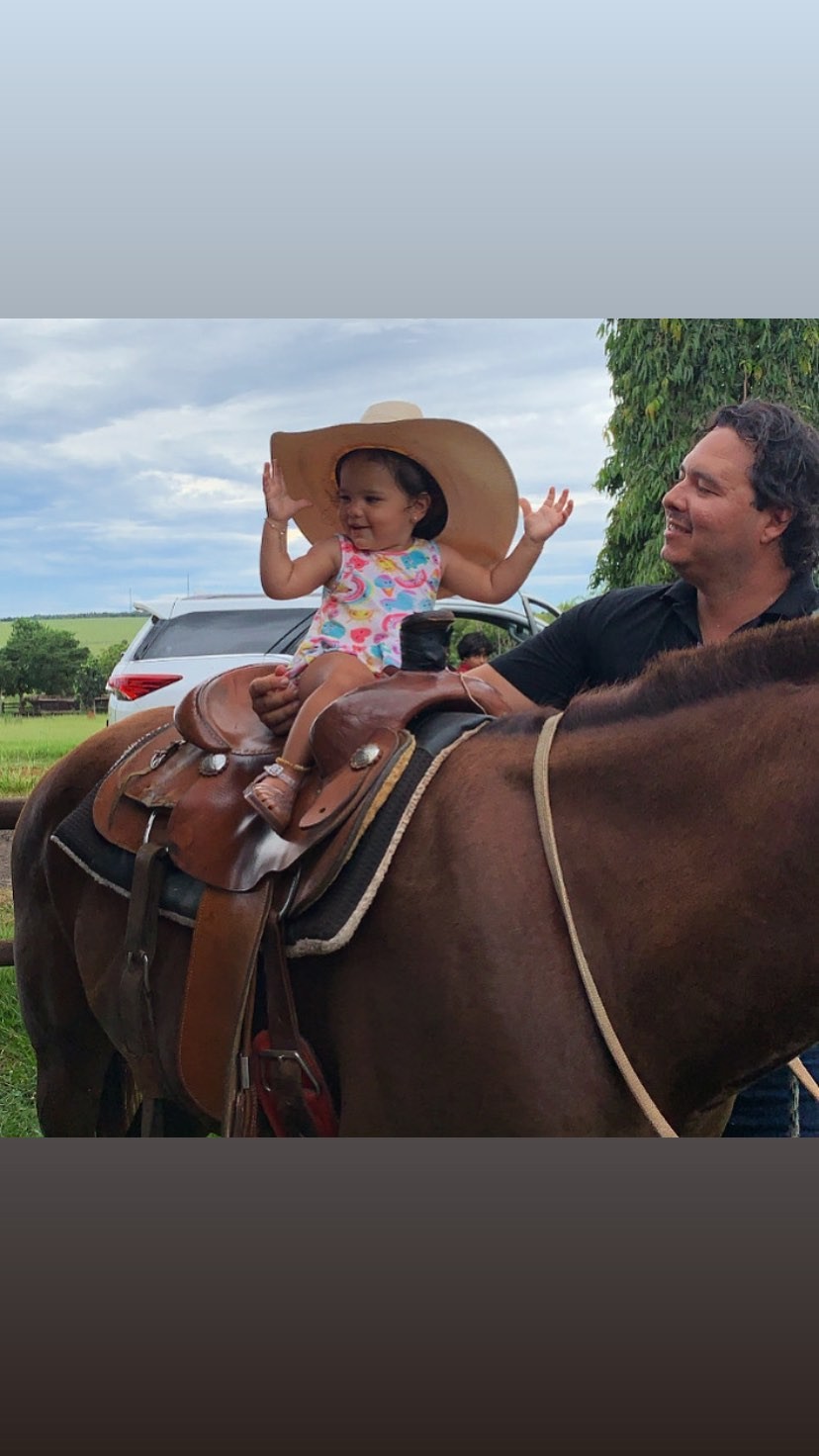 Tatiele compartilhou uma série de fotos de Aleksandro com os filhos Noah e Maya (Foto: Reprodução/Instagram)