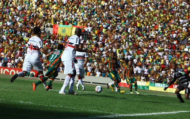 Sampaio e Santa Cruz jogam no Estádio Castelão (MA) (Foto: Biné Morais/O Estado)
