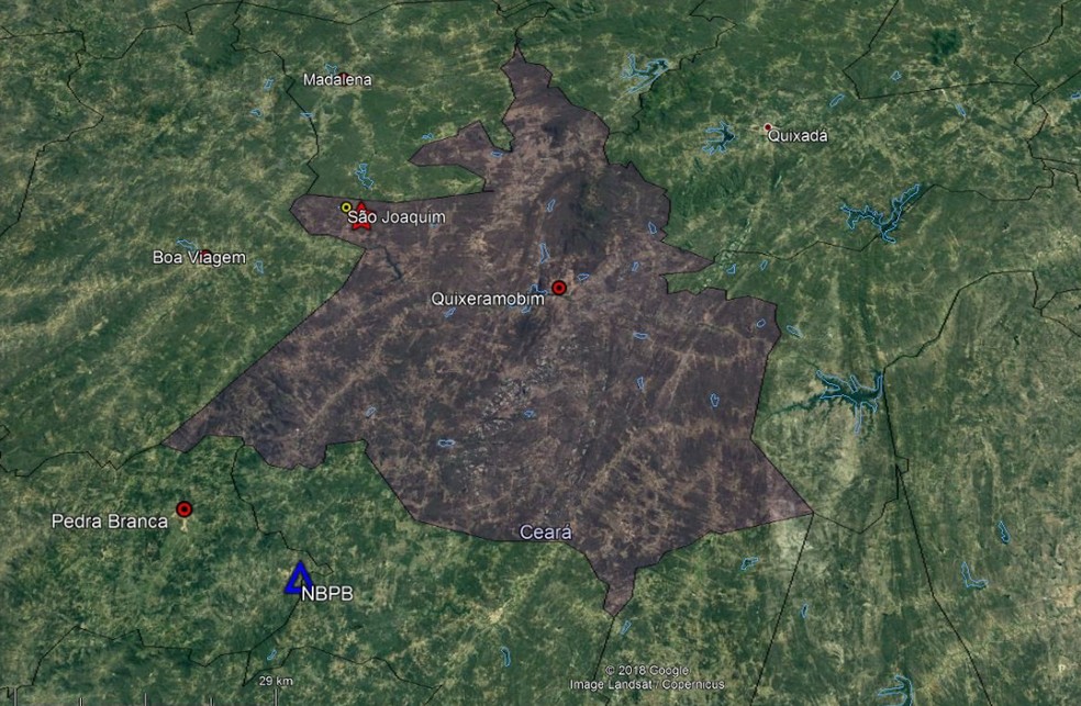 Mapa de localização epicentral. O epicentro está representado pela estrela vermelha. O triângulo azul mostra a localização da estação de Pedra Branca (NBPB). Em destaque, os limites do município de Quixeramobim. — Foto: Sismos Nordeste