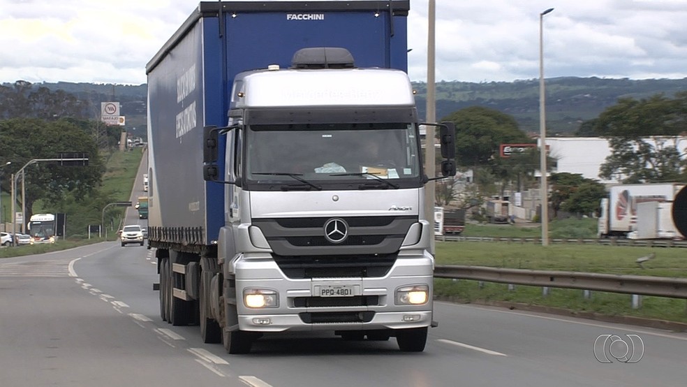 Empresa de transporte oferece 30 vagas para motorista de 