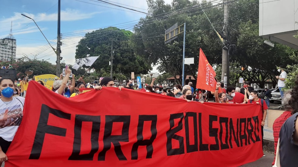 Manaus - 16h20 - Manifestantes protestam contra Bolsonaro — Foto: Rebeca Beatriz/G1