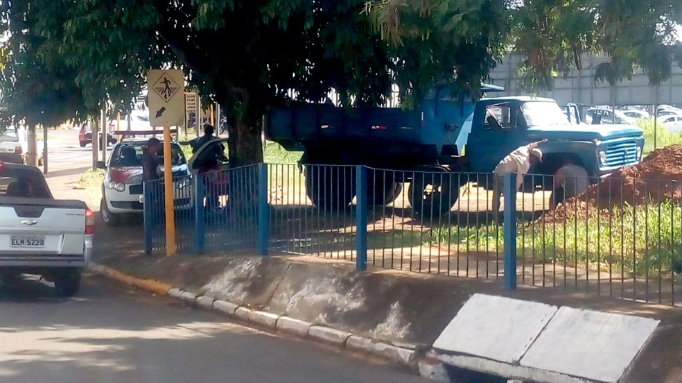 Caminhão só parou às margens de um córrego que passa ao lado da rotatória: sem feridos — Foto: Bob Rodrigues/TV TEM