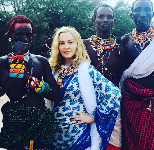 Madonna posa com tribo africana no Quênia (Foto: Reprodução / Instagram)
