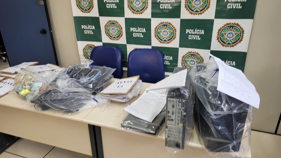 Computadores e documentos apreendidos na Operação Clean, em agosto de 2022 — Foto: Divulgação/Polícia Civil