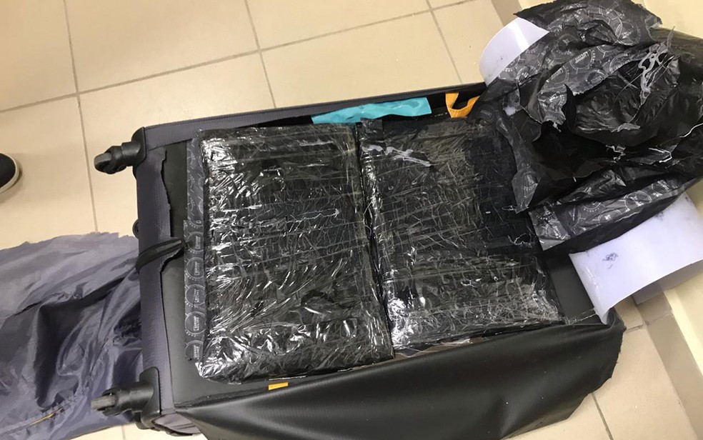 Mala com drogas eram escondidas em bagagens para serem levadas à Europa foi apreendida durante operação em março deste ano — Foto: Polícia Federal