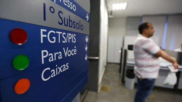 Agências da Caixa abrem mais cedo para tirar dúvidas e fazer saques das contas inativas do FGTS (Foto: Marcelo Camargo/Agência Brasil)