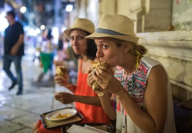 O hábito de comer grandes refeições tarde da noite pode interferir nos níveis de glicose no sangue (Foto: Getty Images via BBC News Brasil)