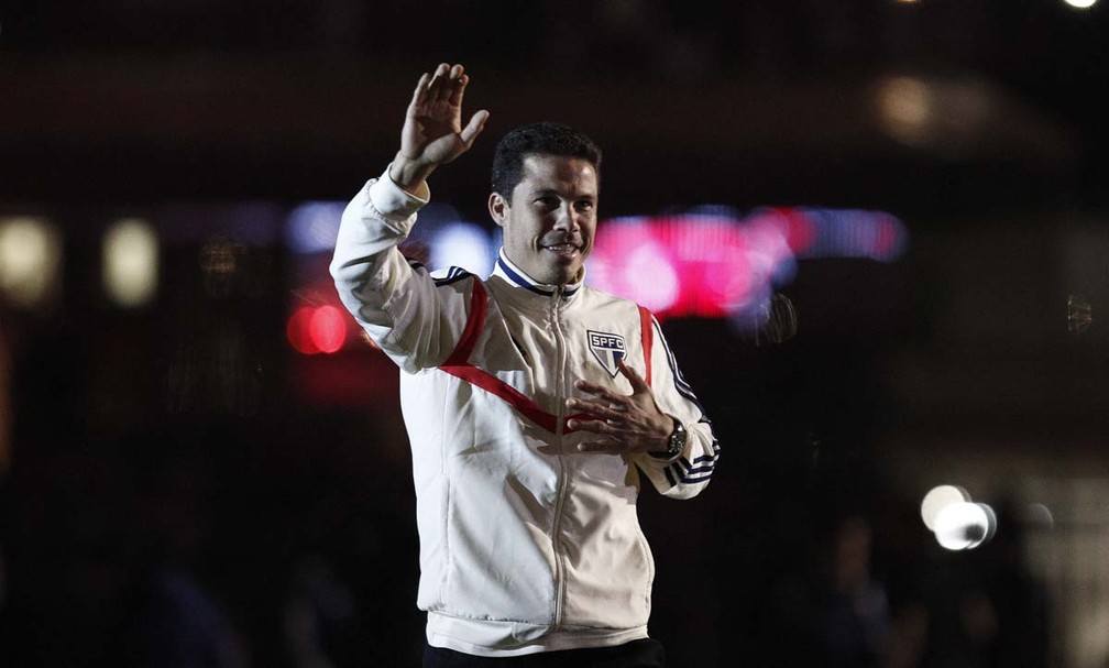 Hernanes na apresentaÃ§Ã£o de Daniel Alves no SÃ£o Paulo â€” Foto: Miguel Schincariol / saopaulofc.net