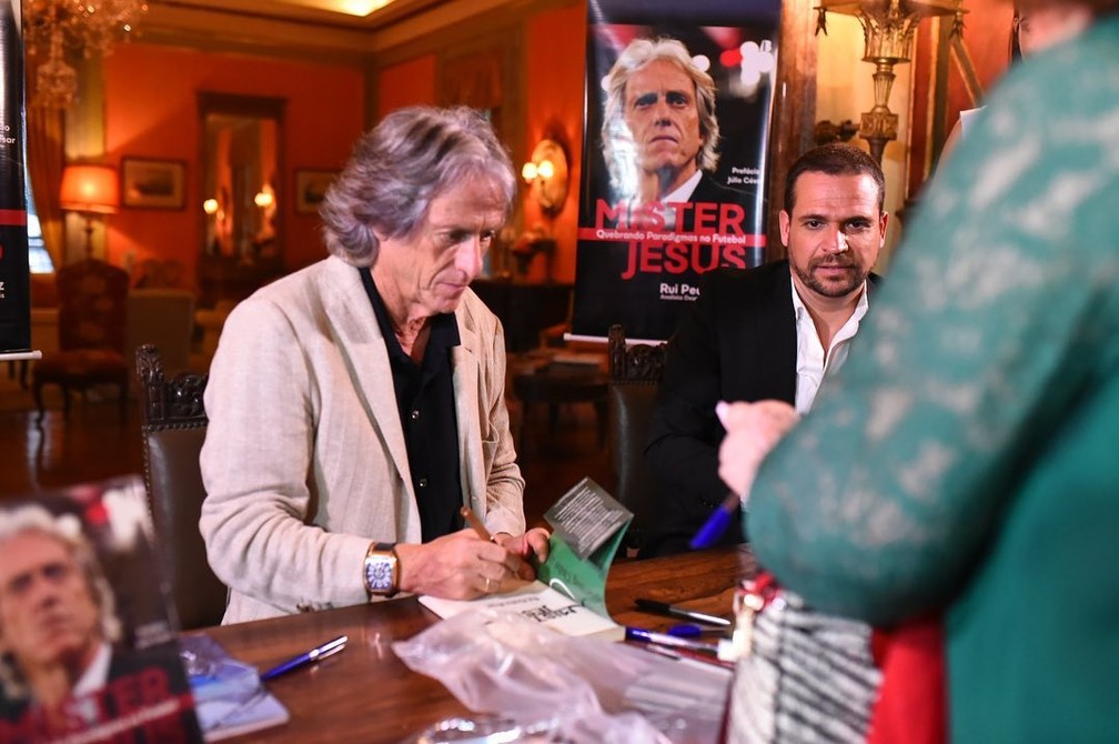 Jorge Jesus autografou livros junto com o escritor Rui Pedro Braz &mdash; Foto: Divulga&ccedil;&atilde;o / Su Florentino Studio