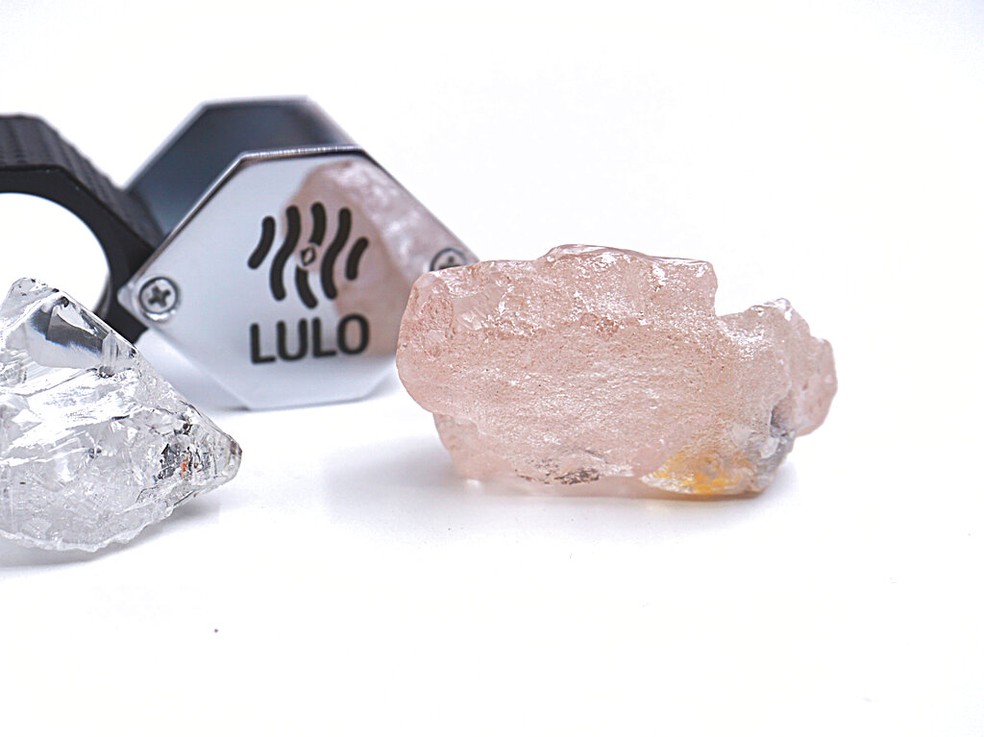 Segundo administradora da mina de Lulo, em Angola, apenas um em cada 10.000 diamantes encontrados são cobertos pela cor rosa.  — Foto: Lucapa Diamond Company via AP 