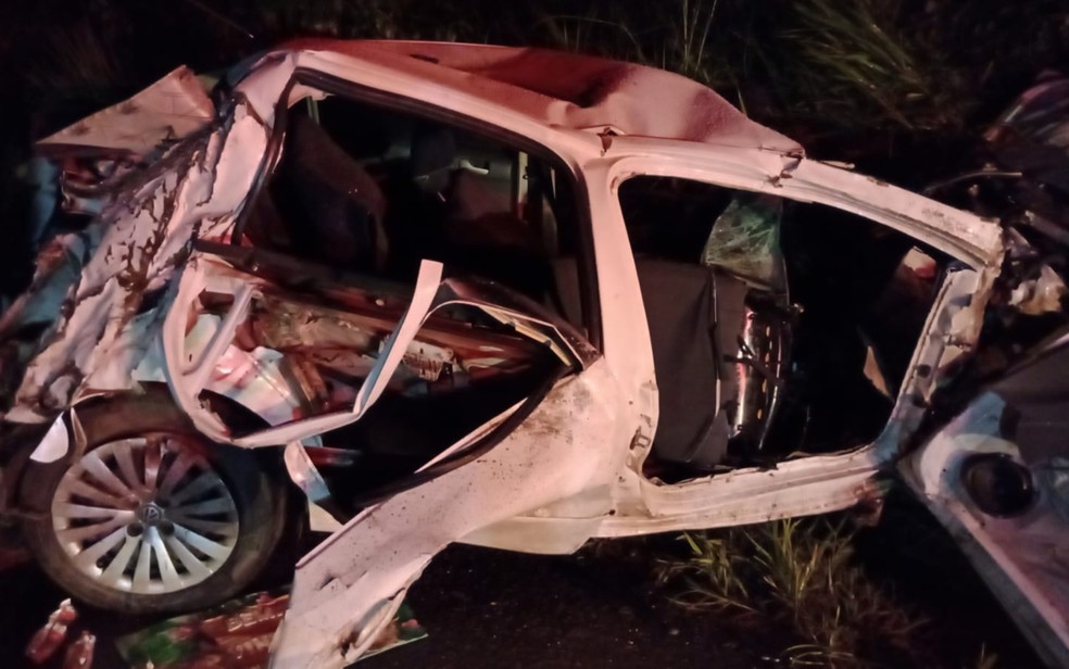 Carro que bateu contra nibus, na GO-217, em Piracanjuba, Gois  Foto: Divulgao/Corpo de Bombeiros