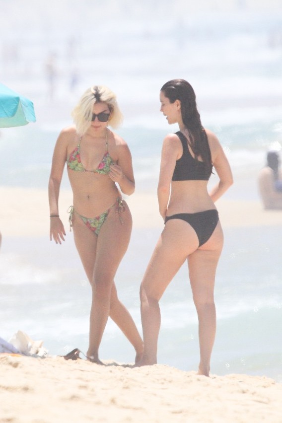 Marina Moschen e Nathalia Dill curtem dia de praia com amigas no Rio de Janeiro (Foto: AgNews)