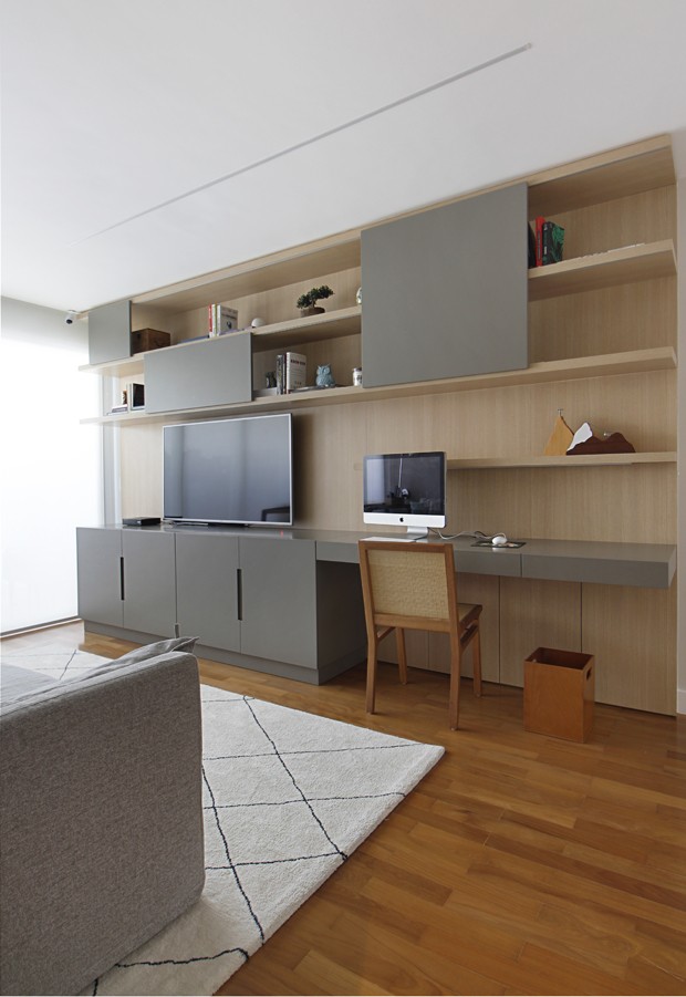 Madeira e tons claros em apartamento de 315 m² com pé-direito duplo (Foto: Andre Costa )