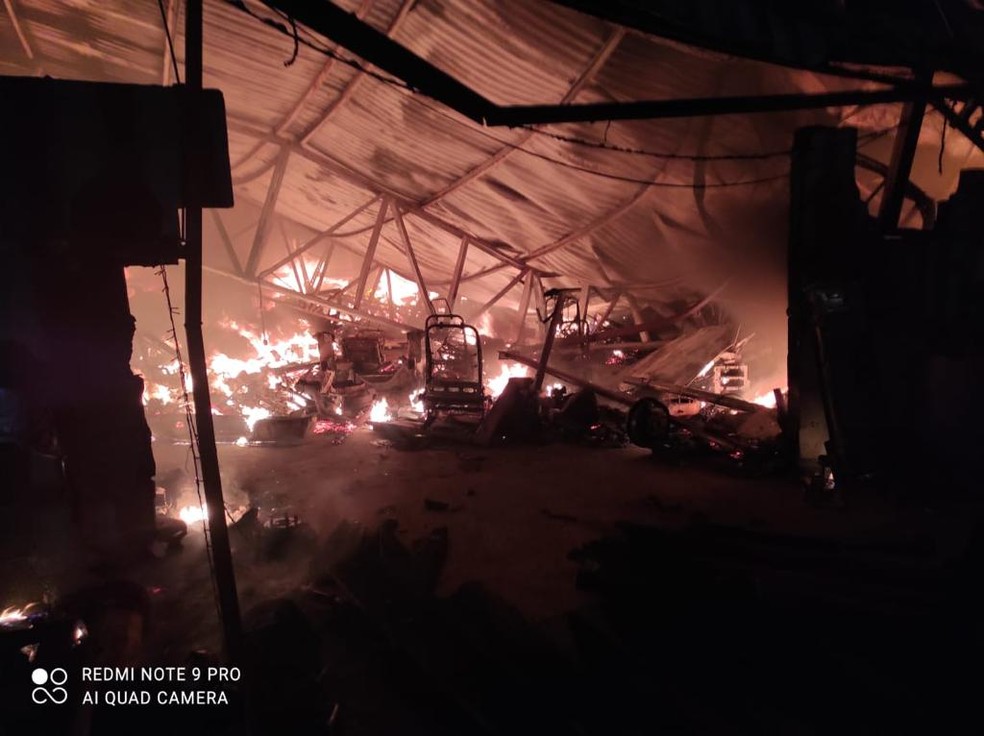 Incêndio na madrugada desta terça-feira (23) destruiu a cobertura e materiais de uma loja de autopeças na Avenida da FEB em Várzea Grande — Foto: Corpo de Bombeiros de Mato Grosso