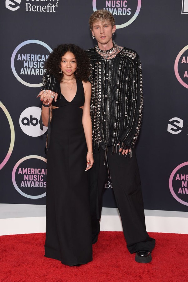 2021 AMERICAN MUSIC AWARDS - The AMAs will air live from the Microsoft Theater in Los Angeles on Sunday, Nov. 21, at 8:00 p.m. EST/PST on ABC. (ABC via Getty Images)CASIE COLSON BAKER, MACHINE GUN KELLY (Foto: ABC via Getty Images)