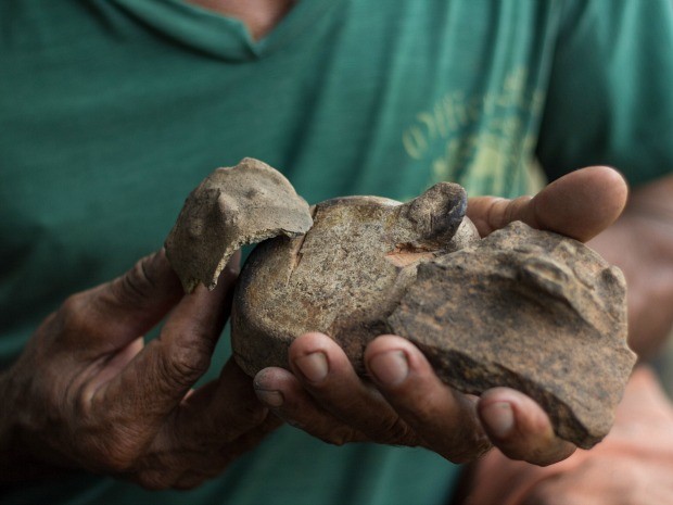 Cerâmicas foram achadas durante pesquisa no lago Tefé (Foto: Amanda Lelis/Instituto Mamirauá)