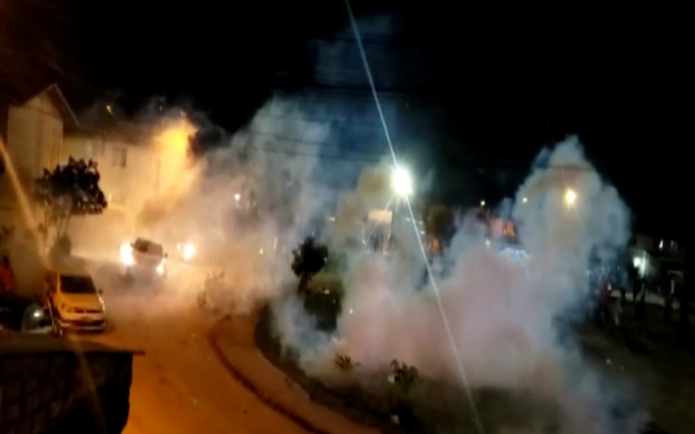 Polícia usa bomba de gás para dispersar multidão em festa em Porto Seguro — Foto: Reprodução/TV Bahia