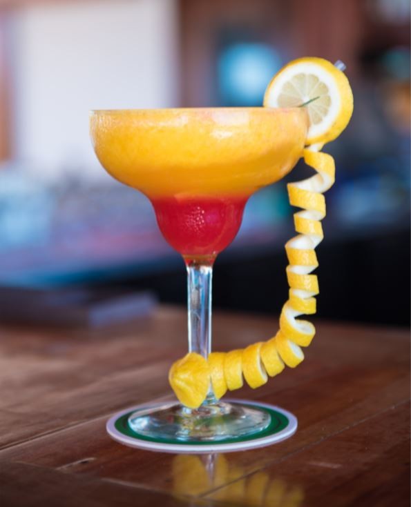 O drinque Sunset Margarita leva purê de manga e morango e é perfeito para o verão (Foto: Divulgação)