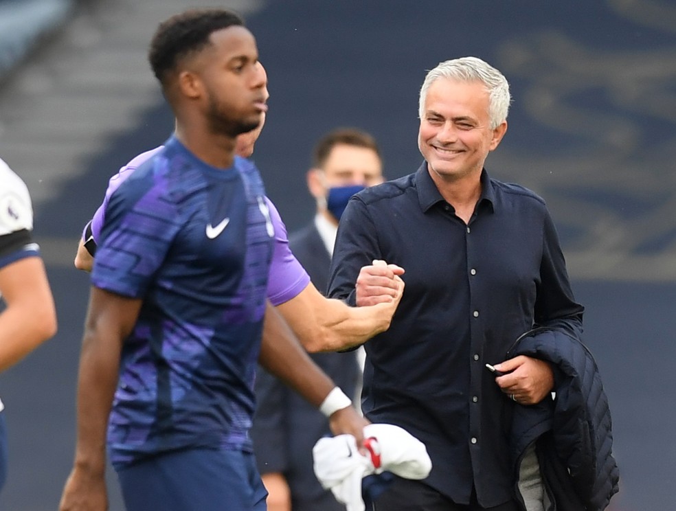 José Mourinho, técnico Tottenham, sorri após a vitória sobre o Arsenal — Foto: Reuters