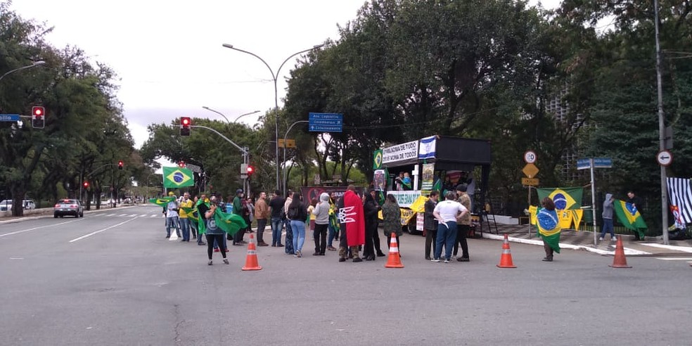 Manifestação em apoio a Jair Bolsonaro em frente à Alesp, na Zona Sul de SP, neste domingo (28) — Foto: Reprodução/TV Globo