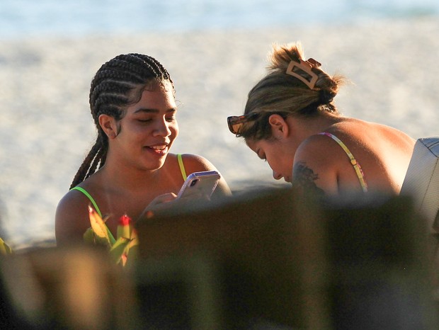 Maria curte quiosque na praia com amigas (Foto: Fabricio Pioyani/AgNews)