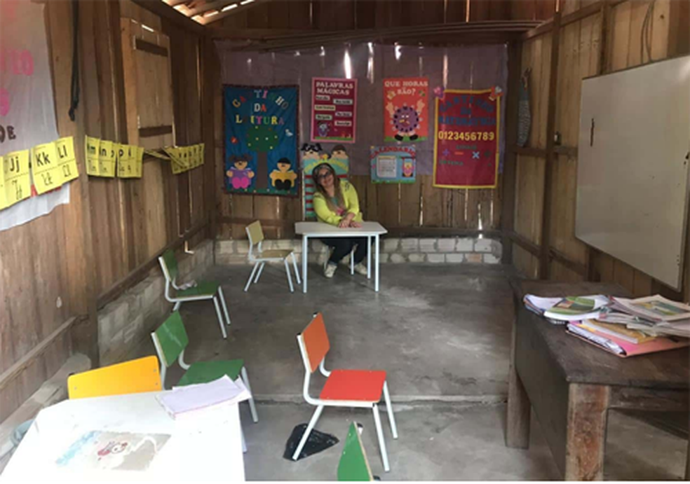 Crianças da localidade estavam sendo atendidas em escola municipal improvisada, construída em madeira na casa da professora contratada pelo município de Capitão Poço. — Foto: Divulgação/ MPPA
