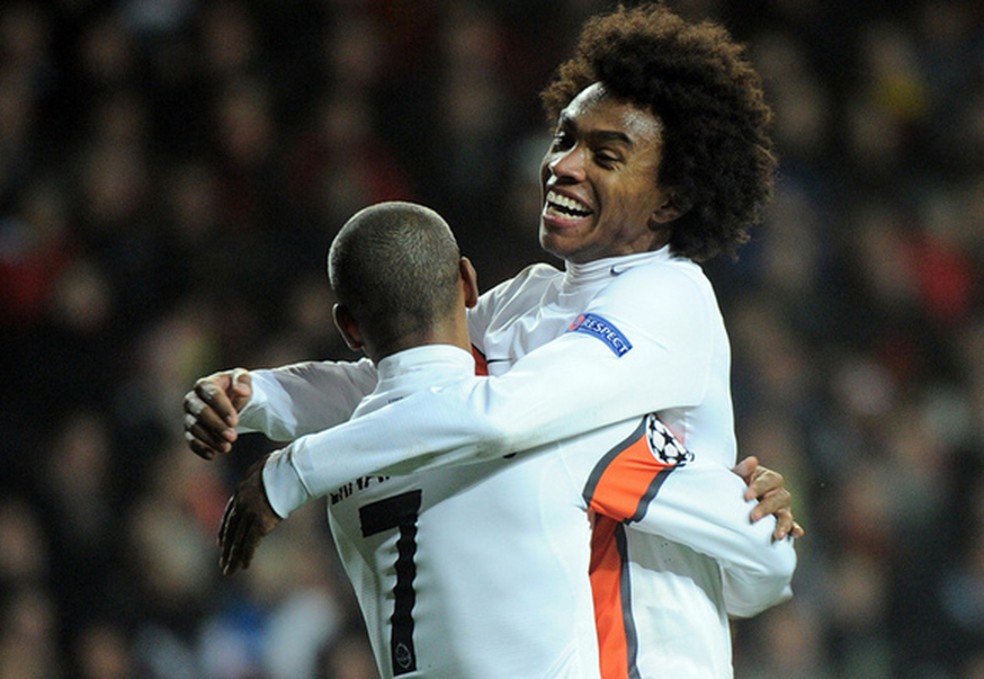 Willian nos tempos de Shakhtar, ao lado de Fernandinho: ele jogou seis anos em Donetsk, na Ucrânia — Foto: Divulgação/Site Oficial do Shakhtar