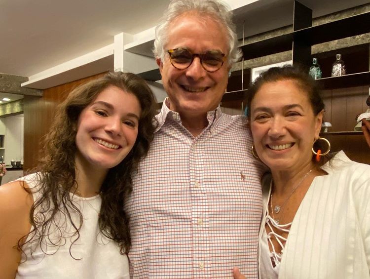 Lílian Cabral, Iwan Figueiredo e a filha do casal, Giulia, de 24 anos (Foto: Reprodução/Instagram)