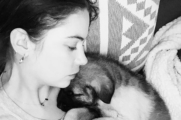 Ashley Benson com um dos cães que ela e Cara Delevingne estão abrigando durante quarentena (Foto: Instagram)